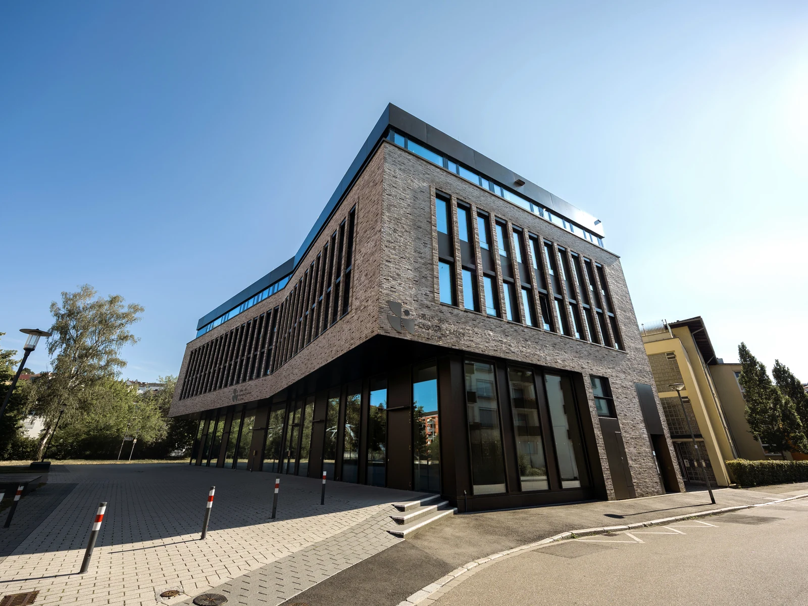 Geschäftsgebäude mit Backsteinfassade und großen Fenstern